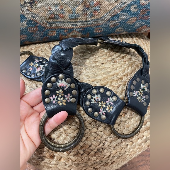 Betsy Johnson Leather Belt
C$80 Size: M/L Betsey Johnson - Picture 5 of 6